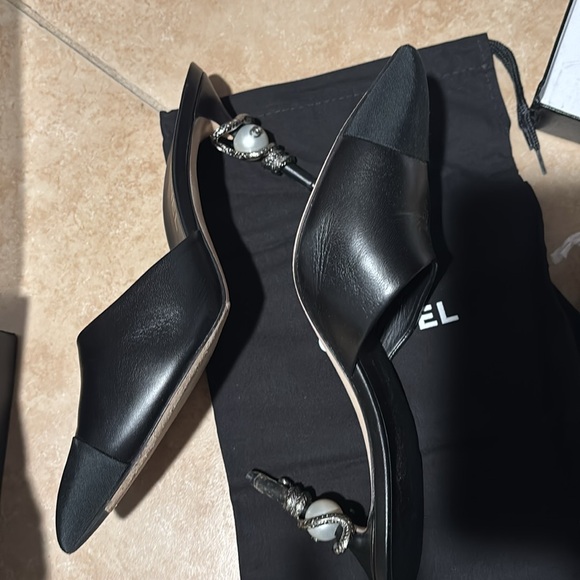 Chanel heels. LIGHTLY USED. - Picture 3 of 10